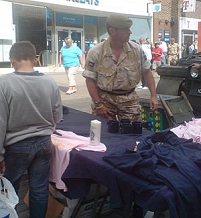 © Robert Rotifer Soldat verkauft T-Shirts und Teehäferl mit Army-Logos